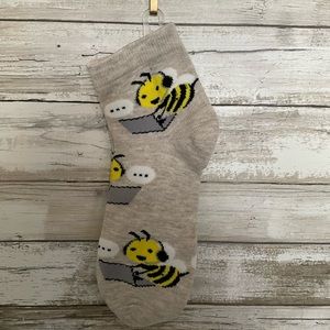 4 for $10 Bee socks size 4-10 ankle socks new